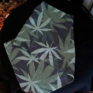 facemask/scarf and popcorn socks nwot 💚